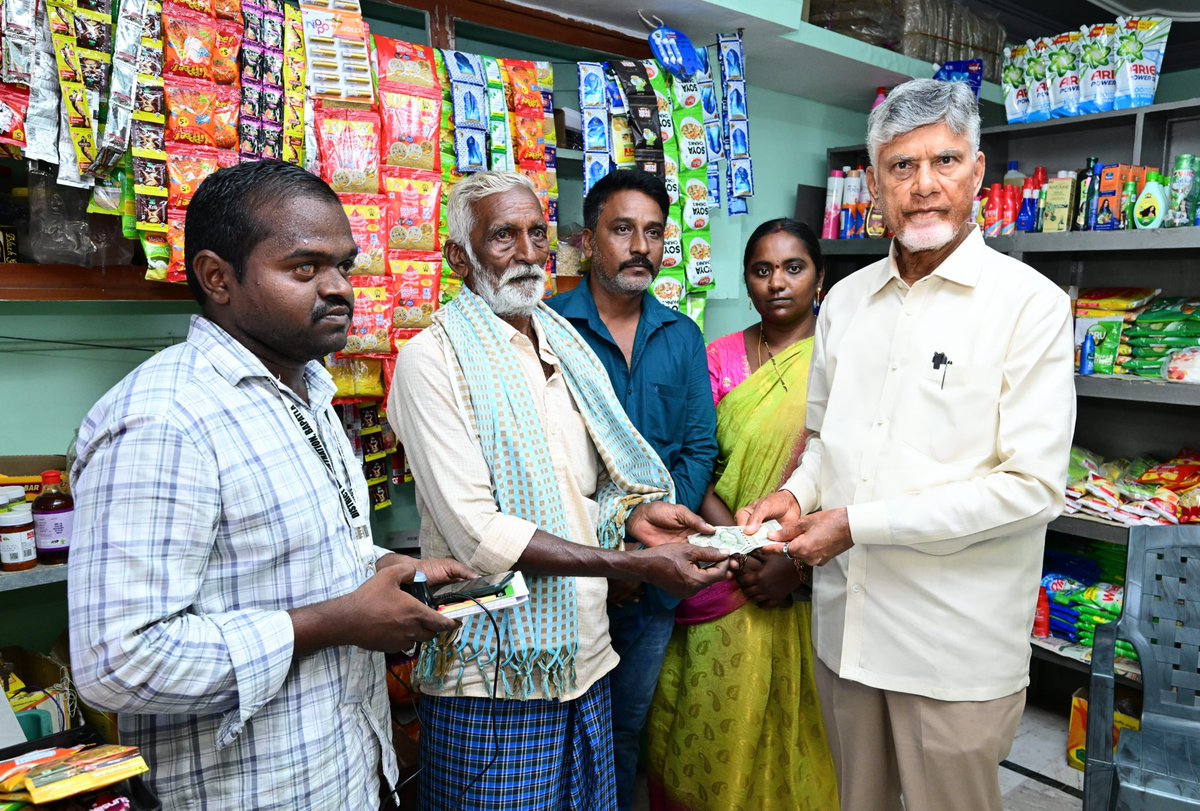 ncbn's tweet photo. పేదల సేవలో భాగంగా నేడు రేపల్లెలో ఎన్టీఆర్ భరోసా పెన్షన్ల పంపిణీలో పాల్గొన్నాను. గడచిన 28 నెలలుగా ఒకటవ తేదీన వృద్ధులు, వితంతు, దివ్యాంగులు సహా వివిధ కేటగిరీల్లోని వారికి ఆర్థిక సాయం అందిస్తూ అండగా నిలబడుతున్నాం. దేశంలోని ఏ రాష్ట్రం ఇవ్వనంతగా ఇప్పటికి రూ.76 వేల కోట్ల మేర పెన్షన్ల కోసం ఖర్చు చేశాం. అలాగే వన్ ఫ్యామిలీ – వన్ ఎంటర్‌ప్రెన్యూర్ లక్ష్యంలో భాగంగా డ్వాక్రా మహిళ జేజమ్మ వ్యాపారవేత్తగా ఎదిగి తన కుటుంబానికి ఆసరాగా నిలవడం సంతోషం కలిగించింది. ఆమెతో పాటు పలువురు డ్వాక్రా మహిళలతో మాట్లాడి వారి సాధికారత, ఆర్థిక ప్రగతి గురించి తెలుసుకున్నాను. మహిళలు ఆర్థికంగా ఎదిగితే కుటుంబం బలపడుతుంది. కుటుంబం బలపడితే సమాజం, రాష్ట్రం అభివృద్ధి చెందుతుంది. మహిళలను వ్యాపారవేత్తలుగా తీర్చిదిద్దడమే మా కూటమి ప్రభుత్వ లక్ష్యం.
#PensionsPandugalnAP
