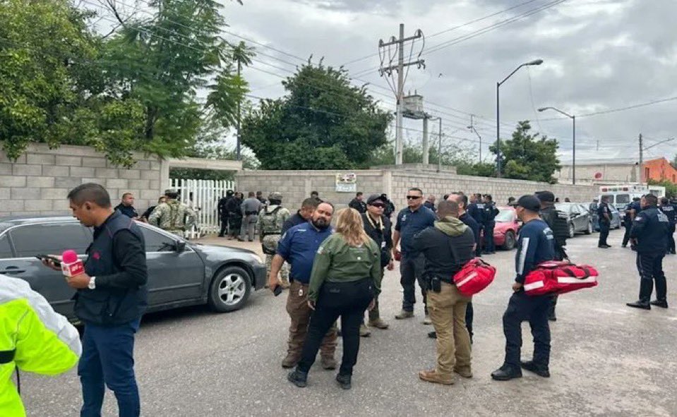 juanbaaq's tweet photo. Se registró un ataque en la Secundaria Número 13 de Torreón, Coahuila 

El saldo reportado es de una integrante del personal educativo fallecida y tres personas lesionadas

2 jóvenes de 18 años, hermanos y exalumnos del plantel, fueron detenidos

El Gabinete de Seguridad informó que colabora con autoridades de Coahuila para esclarecer el ataque