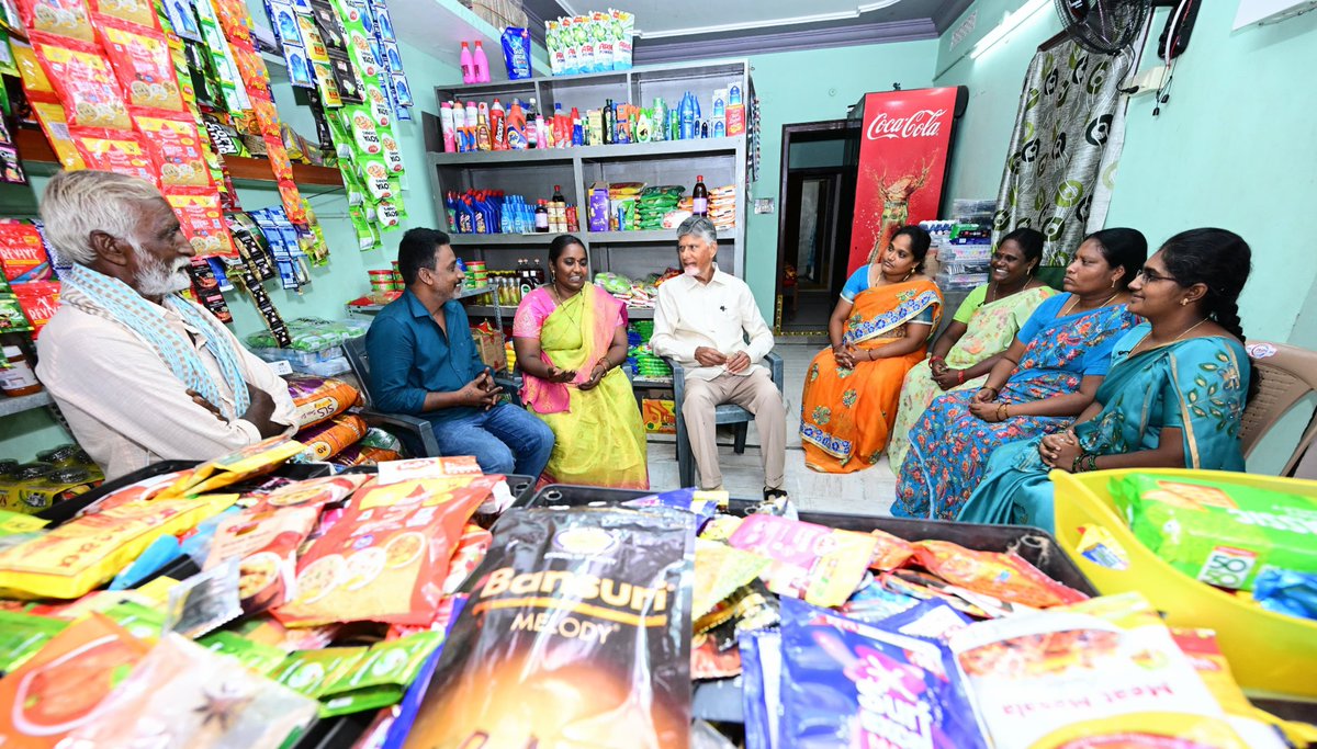 ncbn's tweet photo. పేదల సేవలో భాగంగా నేడు రేపల్లెలో ఎన్టీఆర్ భరోసా పెన్షన్ల పంపిణీలో పాల్గొన్నాను. గడచిన 28 నెలలుగా ఒకటవ తేదీన వృద్ధులు, వితంతు, దివ్యాంగులు సహా వివిధ కేటగిరీల్లోని వారికి ఆర్థిక సాయం అందిస్తూ అండగా నిలబడుతున్నాం. దేశంలోని ఏ రాష్ట్రం ఇవ్వనంతగా ఇప్పటికి రూ.76 వేల కోట్ల మేర పెన్షన్ల కోసం ఖర్చు చేశాం. అలాగే వన్ ఫ్యామిలీ – వన్ ఎంటర్‌ప్రెన్యూర్ లక్ష్యంలో భాగంగా డ్వాక్రా మహిళ జేజమ్మ వ్యాపారవేత్తగా ఎదిగి తన కుటుంబానికి ఆసరాగా నిలవడం సంతోషం కలిగించింది. ఆమెతో పాటు పలువురు డ్వాక్రా మహిళలతో మాట్లాడి వారి సాధికారత, ఆర్థిక ప్రగతి గురించి తెలుసుకున్నాను. మహిళలు ఆర్థికంగా ఎదిగితే కుటుంబం బలపడుతుంది. కుటుంబం బలపడితే సమాజం, రాష్ట్రం అభివృద్ధి చెందుతుంది. మహిళలను వ్యాపారవేత్తలుగా తీర్చిదిద్దడమే మా కూటమి ప్రభుత్వ లక్ష్యం.
#PensionsPandugalnAP