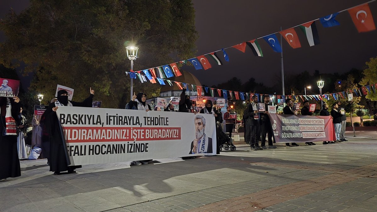 FrknKny_42's tweet photo. FURKAN HAREKETİ KONYA MEYDANDA HOCASININ YANINDA!

Alparslan Kuytul Hocaefendi ve kardeşlerimizin haksız tutukluluğuna tepki göstermek için #AdaletBekleyişi’nde bulunduk.

AsılSuçlular Yargılanmıyor
AlparslanHocaya Ozgürlük 
SemraHocaya Ozgürlük
Kardeşlerimizi SerbestBırakın https://t.co/va7offBuUx
