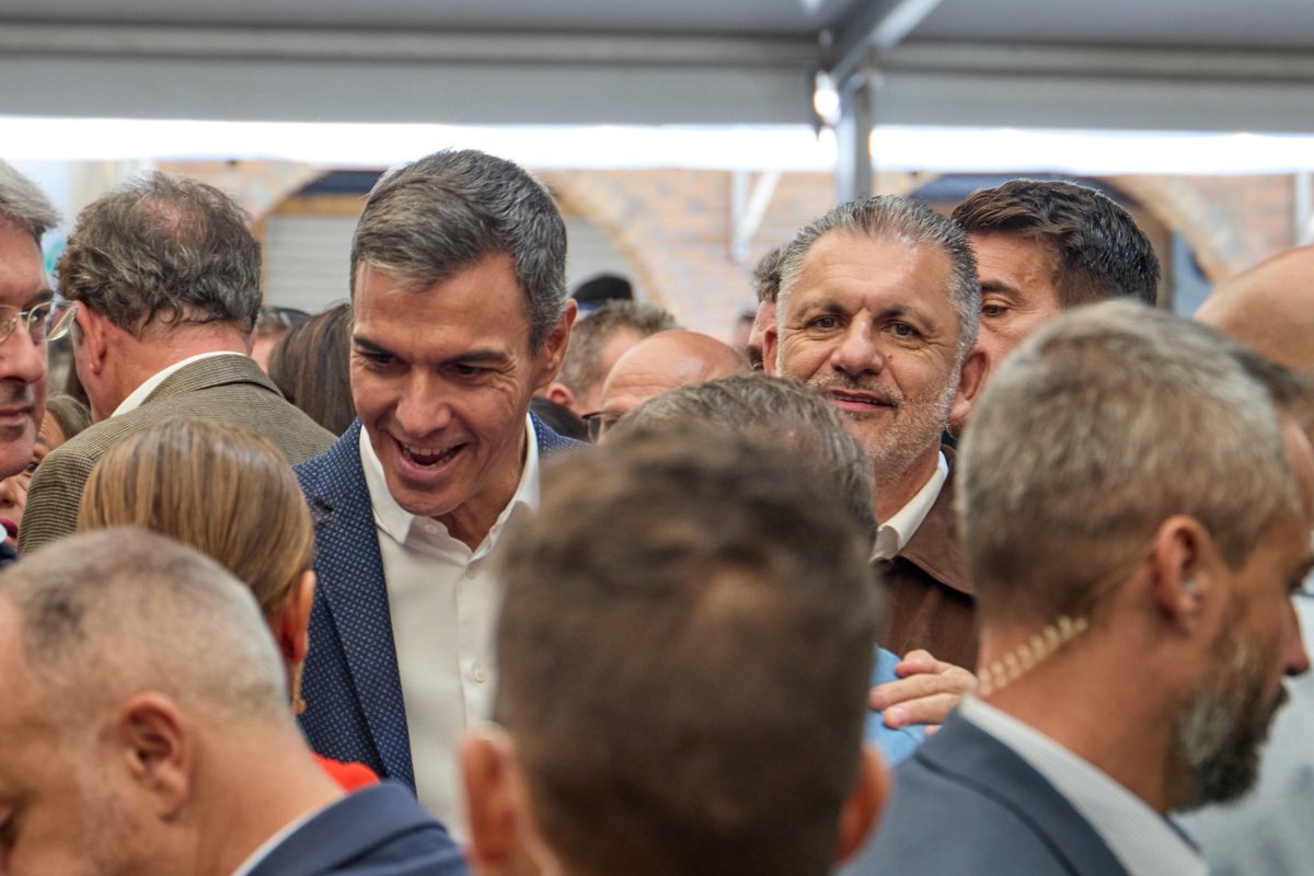 carmelasilva's tweet photo. Pedro Sánchez visitó Vigo e O Grove. Foi recibido con cariño e respeto. Estivo logo no Foro da Toxa e a súa intervención foi francamente valente e marcando os grandes retos aos que nos enfrentamos como sociedade. Rigor, valores, compromiso e ideas. https://t.co/Km6f1OGj4I