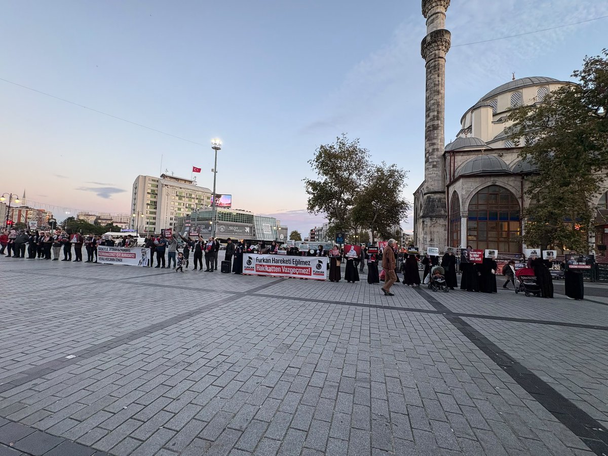 furkan_histnbl's tweet photo. Alparslan Kuytul Hocaefendi, Semra Kuytul Hocahanım ve diğer kardeşlerimizin haksız tutukluluklarının son bulması için adalet bekleyişi gerçekleştirdik. 

📍 Gaziosmanpaşa Meydan

AsılSuçlular Yargılanmıyor
AlparslanHocaya Ozgürlük 
SemraHocaya Ozgürlük
Kardeşlerimizi SerbestBırakın