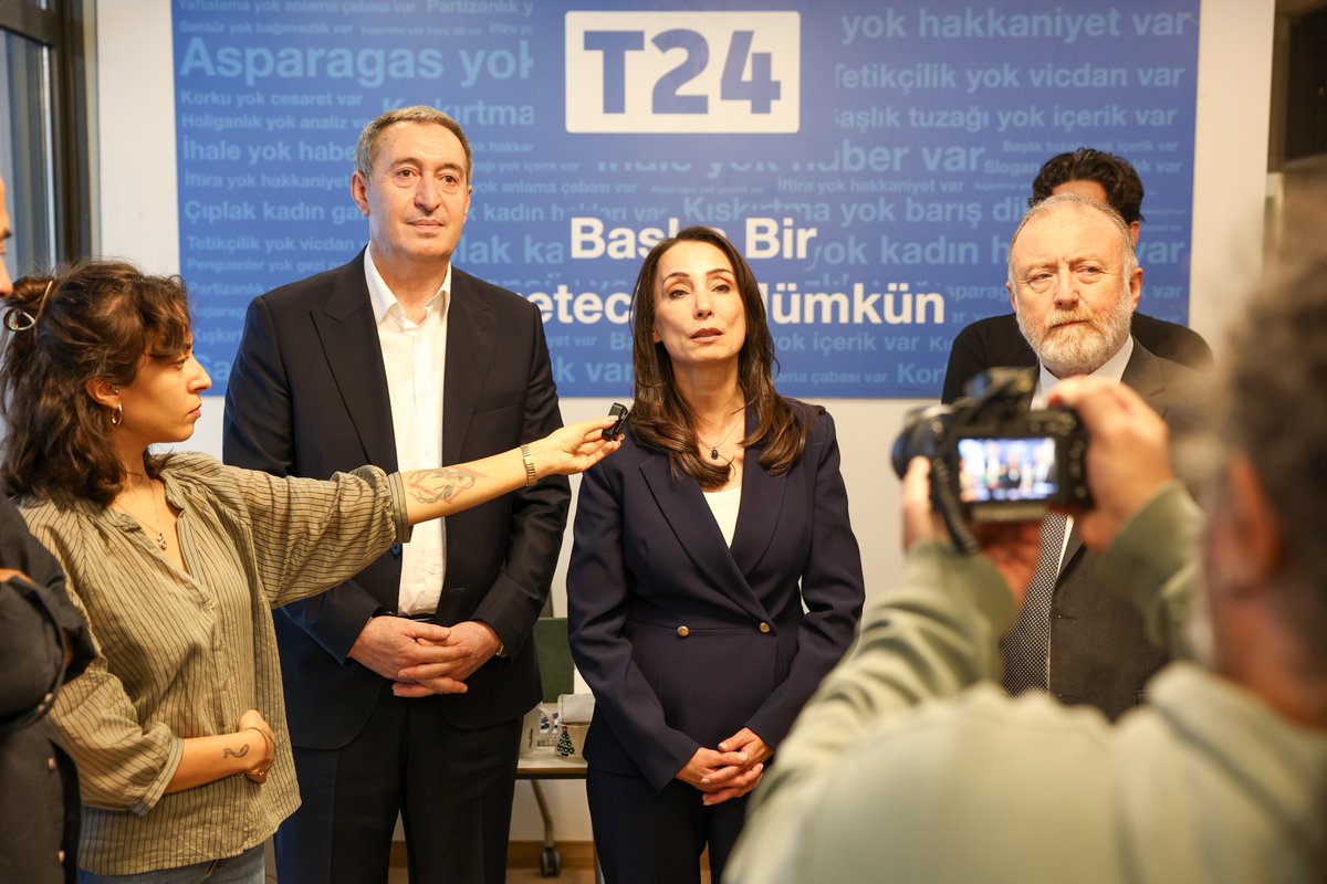 DEMGenelMerkezi's tweet photo. Eş Genel Başkanlarımız Tülay Hatimoğulları ve Tuncer Bakırhan, erişim engeli geitirilen T24 haber sitesinin Ankara Bürosuna dayanışma ziyaretinde bulundu.

Basın ve ifade özgürlüğüne yönelik her türlü baskı ve engellemelerin karşısında durmaya devam edeceğiz. https://t.co/t3nHdeNd8g