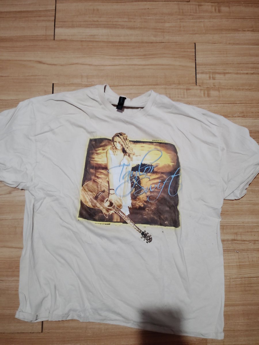 TSCollector13's tweet photo. (New taylor swift collection highlights)

New:
1 TS shirt, 1 TS vinyl and 2 TS framed posters https://t.co/uF6thTrPHW