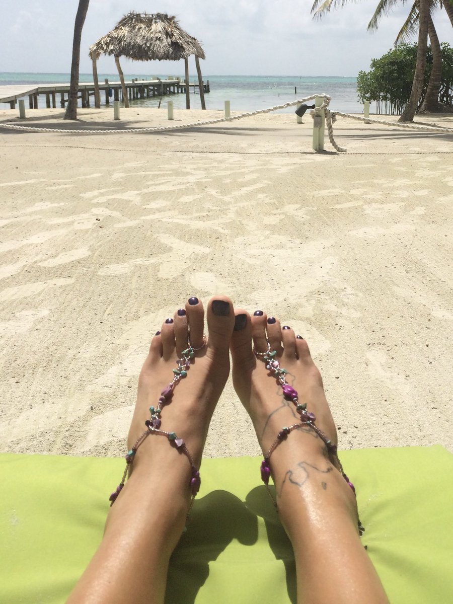 DelAtalanta's tweet photo. Do you like my feet? Message me for customized feet content #footfetish #soles #feet #feetpics https://t.co/jKEwOH5NGS