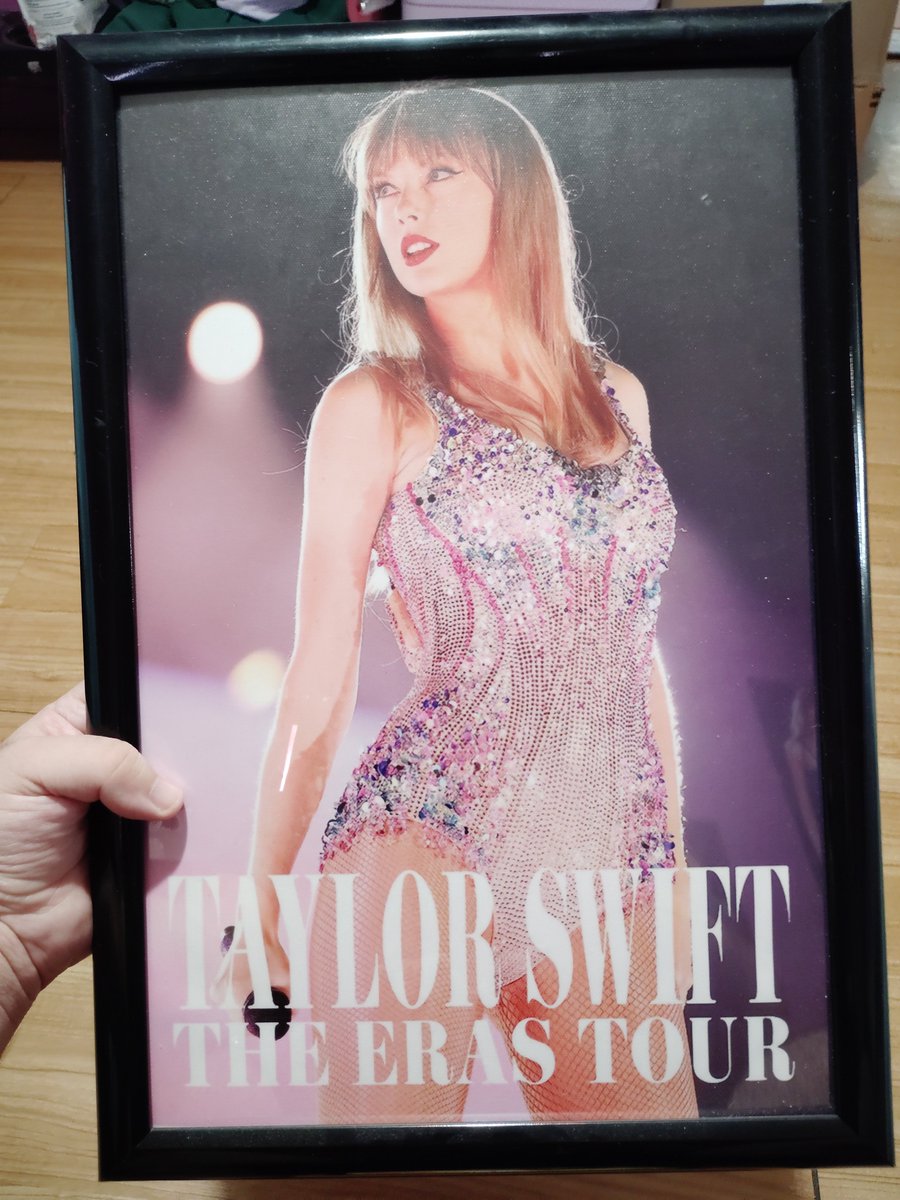 TSCollector13's tweet photo. (New taylor swift collection highlights)

New:
1 TS shirt, 1 TS vinyl and 2 TS framed posters https://t.co/uF6thTrPHW