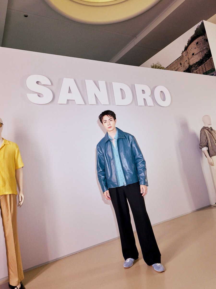 zeenunewmx's tweet photo. #Daily_ZNNMx
📲|| @zee_pruk vía Instagram Feed (1/3)

💬: Happy to be at the SANDRO SS27 Collection Preview in Paris. It was a privilege to experience the collection in the inspiring surroundings of the Cité de l'Architecture et du Patrimoine. Blending the worlds of fashion and architecture, the presentation showcased refined tailoring, sculptural silhouettes and modern elegance, all infused with SANDRO's unmistakable Parisian spirit.
🔗:https://t.co/VjMYL1vnik

🔁 No olviden dar me gusta, compartir y comentar 
​
ZEE PRUK PFW 2027
#SANDROxZEEPRUK
#Sandro #SandroParis

#ZeePruk #Zunshine #ซนซน