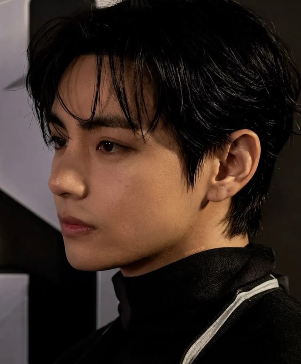 FlorindaCo912's tweet photo. @Iammazikeen1 Certains ( assez nombreux en fait) pensent reconnaître #V, plus bel homme du monde...
#Toutankamon #Canope #Taehyung https://t.co/Jt64wB3FlU