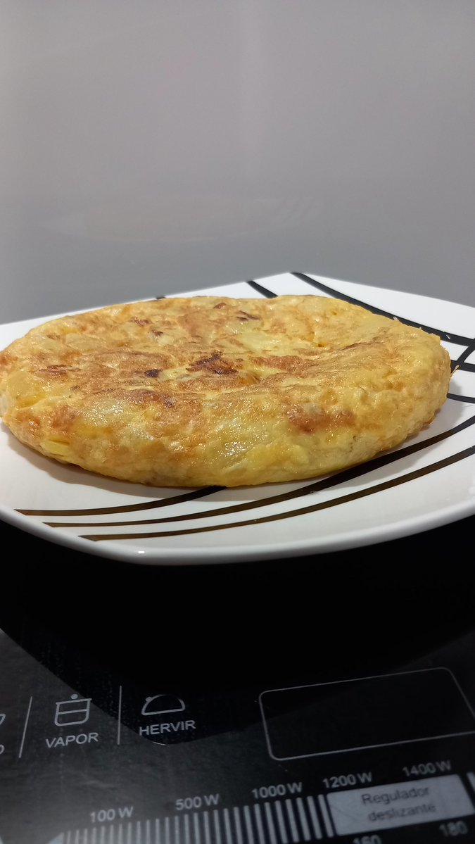 PepGranellTrave's tweet photo. Antes de que venga la tormenta vamos a cenar bien😍😉💪
Creo que es una de las + buenas que recuerdo últimamente. 
4 patatas y 1/2 cebolla. Con q poco pasamos.
#tortilladepatatas #Twitter #gastrolovers #cena #foodie #cuina #cuisine #lovefood #cocinacasera #eggs #eat https://t.co/0IQruzDalO