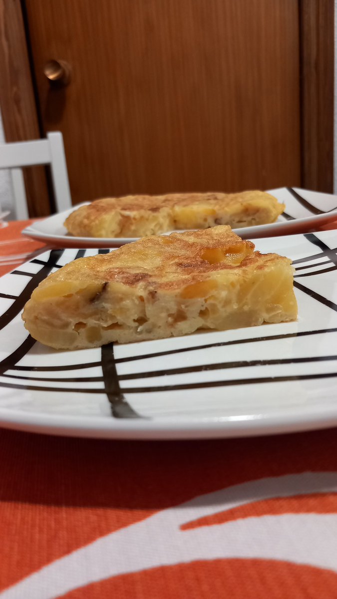 PepGranellTrave's tweet photo. Antes de que venga la tormenta vamos a cenar bien😍😉💪
Creo que es una de las + buenas que recuerdo últimamente. 
4 patatas y 1/2 cebolla. Con q poco pasamos.
#tortilladepatatas #Twitter #gastrolovers #cena #foodie #cuina #cuisine #lovefood #cocinacasera #eggs #eat https://t.co/0IQruzDalO