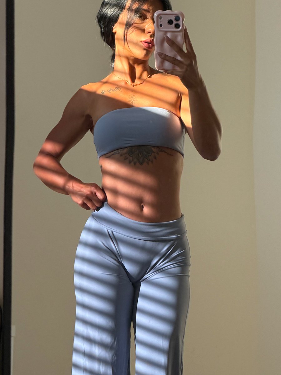 prettypixie122's tweet photo. Mirror check after every set. 🪞 https://t.co/OtaqVCh4J0