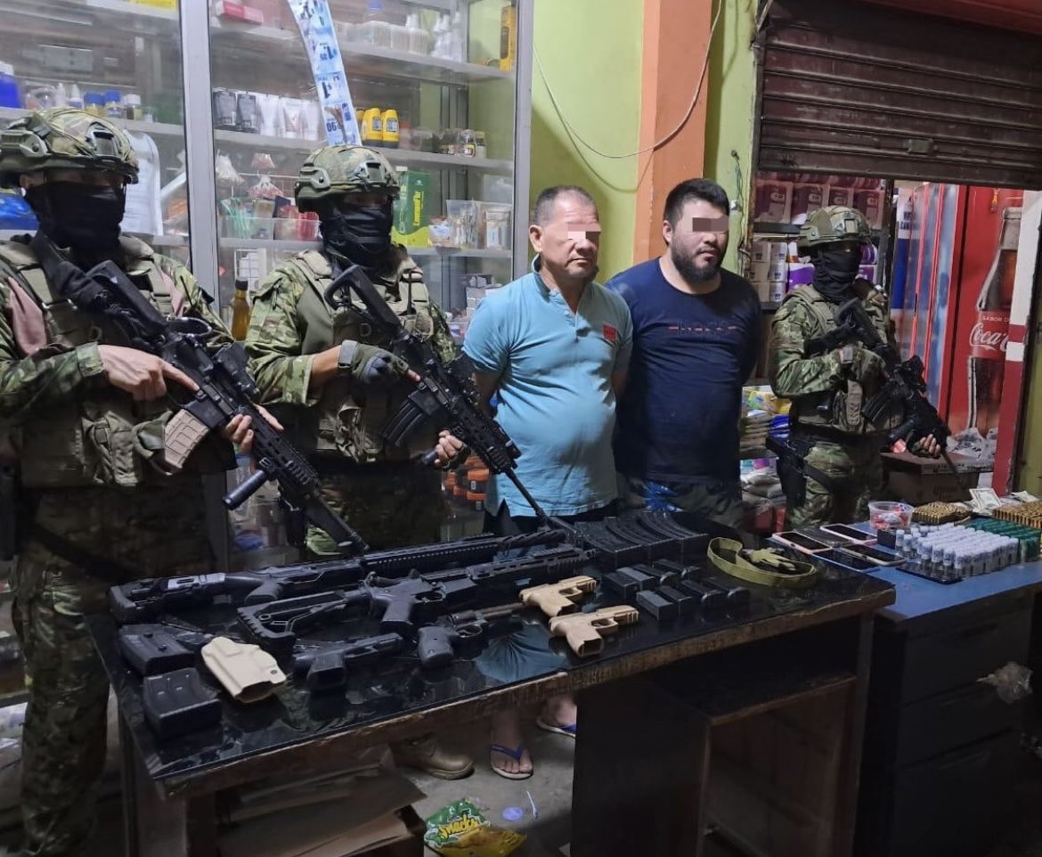 lahistoriaec's tweet photo. Así no se puede, carajo.| Los dos hombres que el Ministerio de Defensa presentó como los encargados de guardar las armas de Los Lobos en El Empalme, en Guayas, acusados de varios delitos, recuperaron su libertad el mismo día de su captura. https://t.co/AwKz4ul6HP