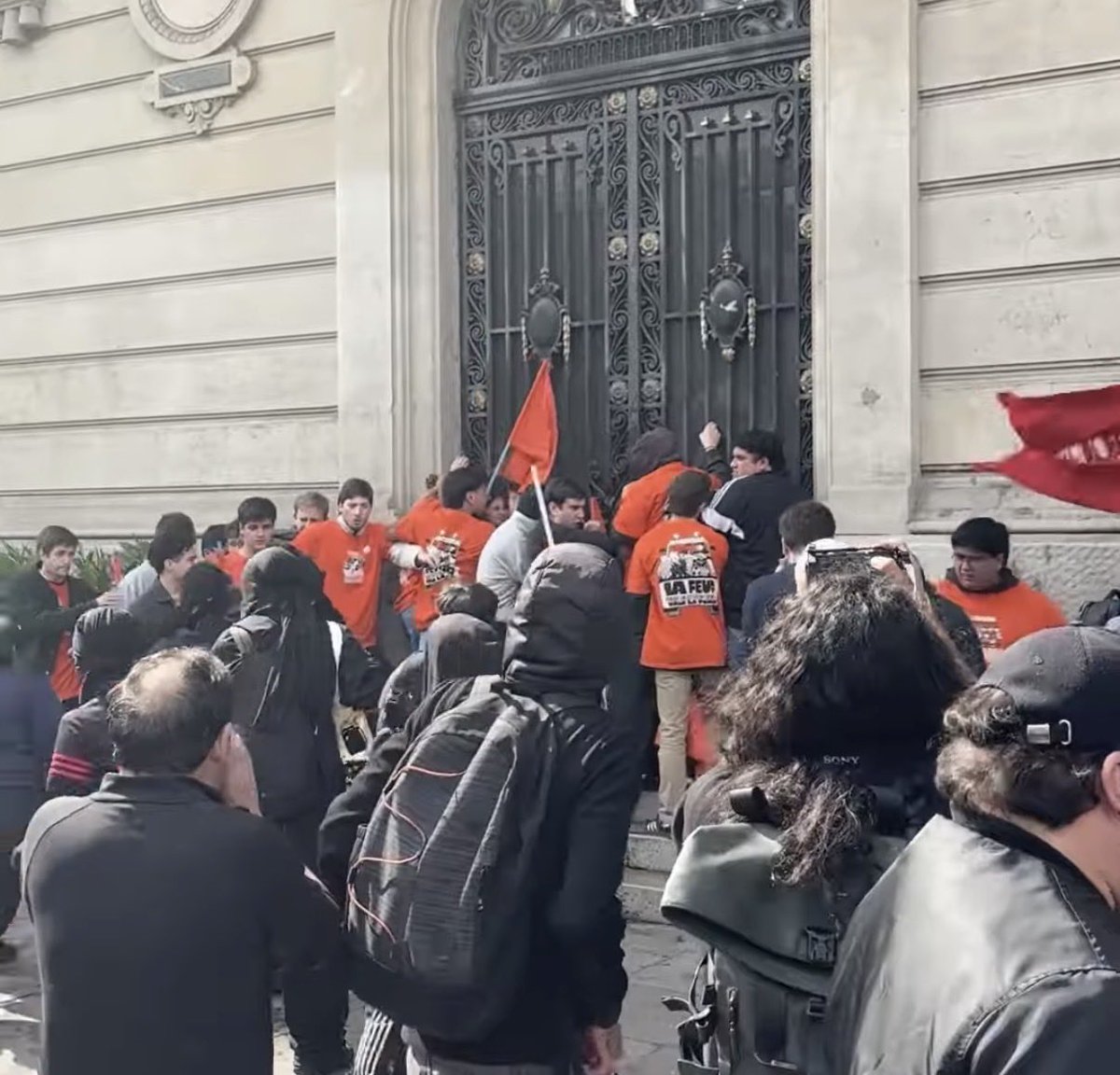 Evillalobosrep's tweet photo. Lo ocurrido con los estudiantes agredidos en la UC es inaceptable.

Puedes pensar distinto, marchar, protestar y defender tus ideas. Lo que nunca puede normalizarse es responder con golpes a quien piensa diferente.

Esta es la verdadera cara de la izquierda y la Confech. https://t.co/UnBa41lUOg