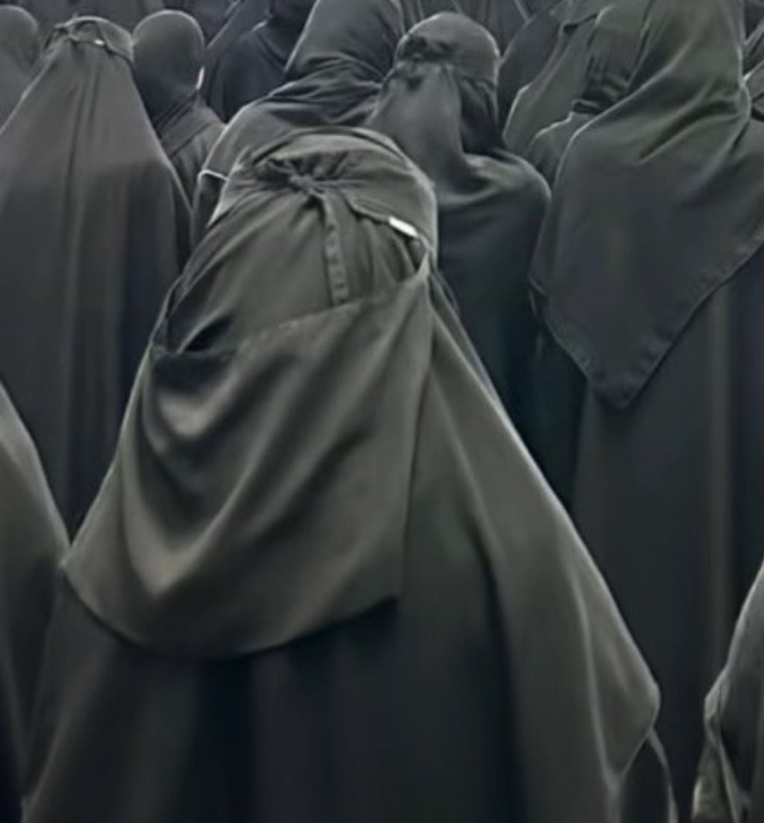 fyllmd's tweet photo. @N901a غباء صناعي
وهذي متبرجه ولا لا
🤣🤣🤣🤣🤣🤣
هذي الي بسترها وحجابها
والبنات طالبوا نفسها https://t.co/gYuzKw6FdT