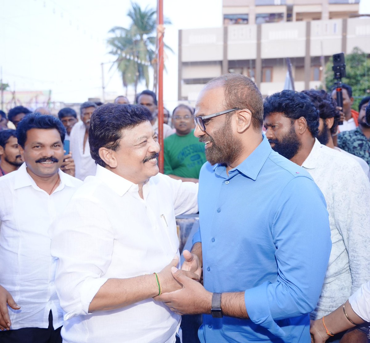 kanduladurgesh's tweet photo. నిడదవోలు నియోజకవర్గం ఉండ్రాజవరంలోని శ్రీ సుబ్రహ్మణ్యేశ్వర స్వామి గుడి సెంటర్‌లో ప్రజానాయకుడు శ్రీ వంగవీటి మోహన రంగా గారి విగ్రహావిష్కరణ కార్యక్రమంలో పాల్గొని, కార్యక్రమానికి ముఖ్య అతిథిగా విచ్చేసిన శ్రీ వంగవీటి రాధాకృష్ణ గారు, సహచర మంత్రి శ్రీ నిమ్మల రామానాయుడు గారు, ఎమ్మెల్యే శ్రీ బత్తుల బలరామకృష్ణ గారు, కాపు కార్పొరేషన్ చైర్మన్ శ్రీ కొత్తపల్లి సుబ్బారాయుడు గారు, ప్రజాప్రతినిధులు, కూటమి నాయకులతో కలిసి రంగా గారి విగ్రహాన్ని ఆవిష్కరించడం ఎంతో సంతోషంగా ఉంది.

ఎన్ని దశాబ్దాలు గడిచినా ప్రజల గుండెల్లో చెరగని ముద్ర వేసుకున్న ప్రజానాయకుడు శ్రీ వంగవీటి మోహన రంగా గారు. కులమతాలకు అతీతంగా ప్రజల పక్షాన నిలిచి, పేదలు, బడుగు బలహీన వర్గాల కోసం తన జీవితాన్ని అంకితం చేసిన ఆయన సేవలు తరతరాలకు స్ఫూర్తిదాయకం.

రంగా గారి విగ్రహాలను గ్రామస్థాయిలో ఏర్పాటు చేస్తూ ఆయన ఆశయాలను స్ఫూర్తిగా తీసుకుంటున్న యువతకు నా అభినందనలు. నిడదవోలు నియోజకవర్గంలో గత రెండేళ్లలో ఇప్పటికే 11 వంగవీటి మోహన రంగా గారి విగ్రహాలను ఆవిష్కరించడం, రంగా గారిపై ప్రజలకు ఉన్న అభిమానానికి నిదర్శనం.

చిన్న వయసులోనే తండ్రిని కోల్పోయినప్పటికీ, ఎన్నో సవాళ్లను ఎదుర్కొంటూ తనకంటూ ప్రత్యేకమైన గుర్తింపును సంపాదించుకున్న శ్రీ వంగవీటి రాధాకృష్ణ గారిపై ప్రజలు చూపిస్తున్న ఆదరణ అభినందనీయం. సున్నిత మనస్తత్వం, గొప్ప వ్యక్తిత్వం, వివాదరహిత ధోరణి, విశాలమైన విషయ పరిజ్ఞానం కలిగిన రాధాకృష్ణ గారు రాజకీయ ప్రస్థానంలో మరింత ఉన్నత స్థాయికి ఎదగాలని మనస్ఫూర్తిగా ఆకాంక్షిస్తున్నాను.

నా రాజకీయ ప్రస్థానంలో కూడా రాధాకృష్ణ గారితో నాకు ప్రత్యేకమైన అనుబంధం ఉంది. 2007లో నేను ఎమ్మెల్సీగా పోటీ చేసిన సమయంలో నా అభ్యర్థిత్వానికి మద్దతుగా తొలి ఓటు వేసిన వారిలో రాధాకృష్ణ గారు ముందుండటం నేను ఎప్పటికీ మరచిపోలేని విషయం.

శ్రీ వంగవీటి మోహన రంగా గారి ఆశయ సాధనకు, శ్రీ వంగవీటి రాధాకృష్ణ గారి రాజకీయ భవిష్యత్తుకు కూటమి ప్రభుత్వం తరఫున మా సహకారం, మద్దతు ఎల్లప్పుడూ ఉంటాయి.

@RamanaiduTDP @BattulaBalarama @VangaveetiOffl 

#VangaveetiMohanaRanga