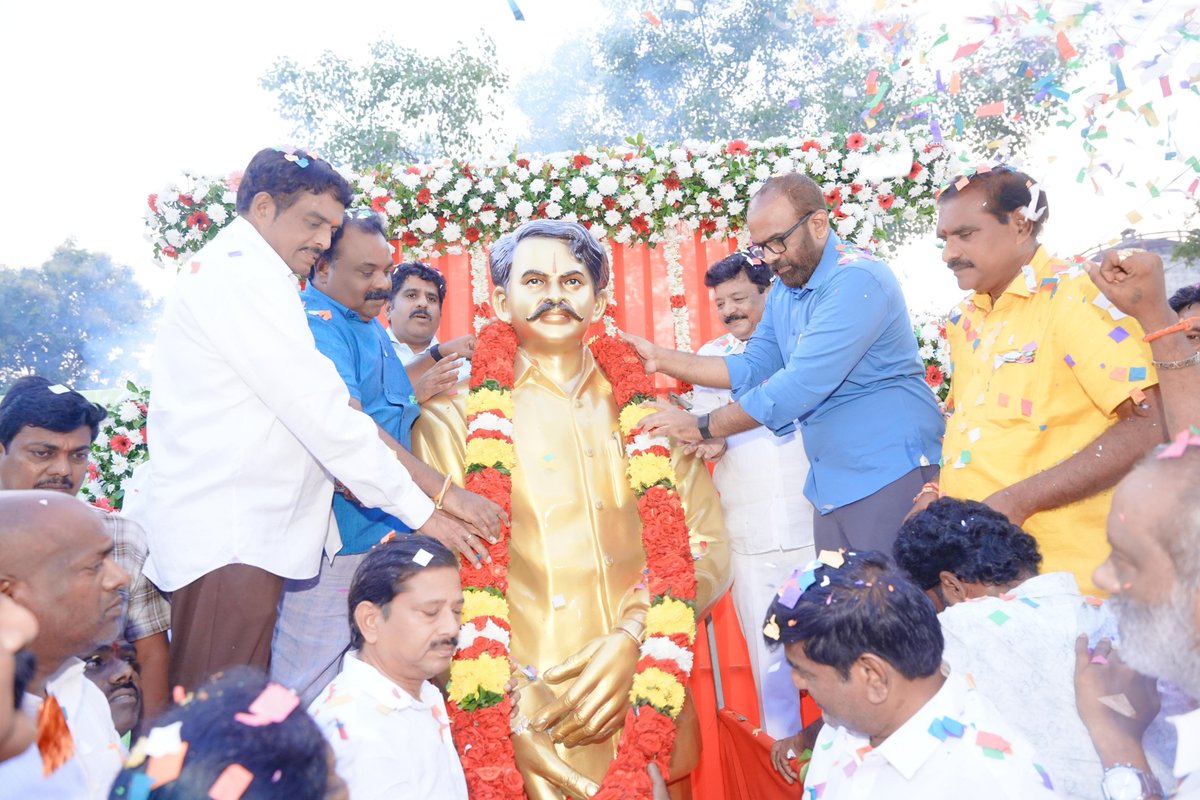 kanduladurgesh's tweet photo. నిడదవోలు నియోజకవర్గం ఉండ్రాజవరంలోని శ్రీ సుబ్రహ్మణ్యేశ్వర స్వామి గుడి సెంటర్‌లో ప్రజానాయకుడు శ్రీ వంగవీటి మోహన రంగా గారి విగ్రహావిష్కరణ కార్యక్రమంలో పాల్గొని, కార్యక్రమానికి ముఖ్య అతిథిగా విచ్చేసిన శ్రీ వంగవీటి రాధాకృష్ణ గారు, సహచర మంత్రి శ్రీ నిమ్మల రామానాయుడు గారు, ఎమ్మెల్యే శ్రీ బత్తుల బలరామకృష్ణ గారు, కాపు కార్పొరేషన్ చైర్మన్ శ్రీ కొత్తపల్లి సుబ్బారాయుడు గారు, ప్రజాప్రతినిధులు, కూటమి నాయకులతో కలిసి రంగా గారి విగ్రహాన్ని ఆవిష్కరించడం ఎంతో సంతోషంగా ఉంది.

ఎన్ని దశాబ్దాలు గడిచినా ప్రజల గుండెల్లో చెరగని ముద్ర వేసుకున్న ప్రజానాయకుడు శ్రీ వంగవీటి మోహన రంగా గారు. కులమతాలకు అతీతంగా ప్రజల పక్షాన నిలిచి, పేదలు, బడుగు బలహీన వర్గాల కోసం తన జీవితాన్ని అంకితం చేసిన ఆయన సేవలు తరతరాలకు స్ఫూర్తిదాయకం.

రంగా గారి విగ్రహాలను గ్రామస్థాయిలో ఏర్పాటు చేస్తూ ఆయన ఆశయాలను స్ఫూర్తిగా తీసుకుంటున్న యువతకు నా అభినందనలు. నిడదవోలు నియోజకవర్గంలో గత రెండేళ్లలో ఇప్పటికే 11 వంగవీటి మోహన రంగా గారి విగ్రహాలను ఆవిష్కరించడం, రంగా గారిపై ప్రజలకు ఉన్న అభిమానానికి నిదర్శనం.

చిన్న వయసులోనే తండ్రిని కోల్పోయినప్పటికీ, ఎన్నో సవాళ్లను ఎదుర్కొంటూ తనకంటూ ప్రత్యేకమైన గుర్తింపును సంపాదించుకున్న శ్రీ వంగవీటి రాధాకృష్ణ గారిపై ప్రజలు చూపిస్తున్న ఆదరణ అభినందనీయం. సున్నిత మనస్తత్వం, గొప్ప వ్యక్తిత్వం, వివాదరహిత ధోరణి, విశాలమైన విషయ పరిజ్ఞానం కలిగిన రాధాకృష్ణ గారు రాజకీయ ప్రస్థానంలో మరింత ఉన్నత స్థాయికి ఎదగాలని మనస్ఫూర్తిగా ఆకాంక్షిస్తున్నాను.

నా రాజకీయ ప్రస్థానంలో కూడా రాధాకృష్ణ గారితో నాకు ప్రత్యేకమైన అనుబంధం ఉంది. 2007లో నేను ఎమ్మెల్సీగా పోటీ చేసిన సమయంలో నా అభ్యర్థిత్వానికి మద్దతుగా తొలి ఓటు వేసిన వారిలో రాధాకృష్ణ గారు ముందుండటం నేను ఎప్పటికీ మరచిపోలేని విషయం.

శ్రీ వంగవీటి మోహన రంగా గారి ఆశయ సాధనకు, శ్రీ వంగవీటి రాధాకృష్ణ గారి రాజకీయ భవిష్యత్తుకు కూటమి ప్రభుత్వం తరఫున మా సహకారం, మద్దతు ఎల్లప్పుడూ ఉంటాయి.

@RamanaiduTDP @BattulaBalarama @VangaveetiOffl 

#VangaveetiMohanaRanga