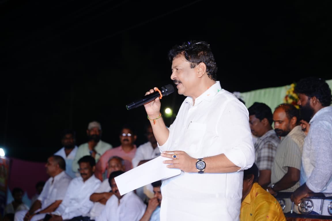 kanduladurgesh's tweet photo. నిడదవోలు నియోజకవర్గం ఉండ్రాజవరంలోని శ్రీ సుబ్రహ్మణ్యేశ్వర స్వామి గుడి సెంటర్‌లో ప్రజానాయకుడు శ్రీ వంగవీటి మోహన రంగా గారి విగ్రహావిష్కరణ కార్యక్రమంలో పాల్గొని, కార్యక్రమానికి ముఖ్య అతిథిగా విచ్చేసిన శ్రీ వంగవీటి రాధాకృష్ణ గారు, సహచర మంత్రి శ్రీ నిమ్మల రామానాయుడు గారు, ఎమ్మెల్యే శ్రీ బత్తుల బలరామకృష్ణ గారు, కాపు కార్పొరేషన్ చైర్మన్ శ్రీ కొత్తపల్లి సుబ్బారాయుడు గారు, ప్రజాప్రతినిధులు, కూటమి నాయకులతో కలిసి రంగా గారి విగ్రహాన్ని ఆవిష్కరించడం ఎంతో సంతోషంగా ఉంది.

ఎన్ని దశాబ్దాలు గడిచినా ప్రజల గుండెల్లో చెరగని ముద్ర వేసుకున్న ప్రజానాయకుడు శ్రీ వంగవీటి మోహన రంగా గారు. కులమతాలకు అతీతంగా ప్రజల పక్షాన నిలిచి, పేదలు, బడుగు బలహీన వర్గాల కోసం తన జీవితాన్ని అంకితం చేసిన ఆయన సేవలు తరతరాలకు స్ఫూర్తిదాయకం.

రంగా గారి విగ్రహాలను గ్రామస్థాయిలో ఏర్పాటు చేస్తూ ఆయన ఆశయాలను స్ఫూర్తిగా తీసుకుంటున్న యువతకు నా అభినందనలు. నిడదవోలు నియోజకవర్గంలో గత రెండేళ్లలో ఇప్పటికే 11 వంగవీటి మోహన రంగా గారి విగ్రహాలను ఆవిష్కరించడం, రంగా గారిపై ప్రజలకు ఉన్న అభిమానానికి నిదర్శనం.

చిన్న వయసులోనే తండ్రిని కోల్పోయినప్పటికీ, ఎన్నో సవాళ్లను ఎదుర్కొంటూ తనకంటూ ప్రత్యేకమైన గుర్తింపును సంపాదించుకున్న శ్రీ వంగవీటి రాధాకృష్ణ గారిపై ప్రజలు చూపిస్తున్న ఆదరణ అభినందనీయం. సున్నిత మనస్తత్వం, గొప్ప వ్యక్తిత్వం, వివాదరహిత ధోరణి, విశాలమైన విషయ పరిజ్ఞానం కలిగిన రాధాకృష్ణ గారు రాజకీయ ప్రస్థానంలో మరింత ఉన్నత స్థాయికి ఎదగాలని మనస్ఫూర్తిగా ఆకాంక్షిస్తున్నాను.

నా రాజకీయ ప్రస్థానంలో కూడా రాధాకృష్ణ గారితో నాకు ప్రత్యేకమైన అనుబంధం ఉంది. 2007లో నేను ఎమ్మెల్సీగా పోటీ చేసిన సమయంలో నా అభ్యర్థిత్వానికి మద్దతుగా తొలి ఓటు వేసిన వారిలో రాధాకృష్ణ గారు ముందుండటం నేను ఎప్పటికీ మరచిపోలేని విషయం.

శ్రీ వంగవీటి మోహన రంగా గారి ఆశయ సాధనకు, శ్రీ వంగవీటి రాధాకృష్ణ గారి రాజకీయ భవిష్యత్తుకు కూటమి ప్రభుత్వం తరఫున మా సహకారం, మద్దతు ఎల్లప్పుడూ ఉంటాయి.

@RamanaiduTDP @BattulaBalarama @VangaveetiOffl 

#VangaveetiMohanaRanga