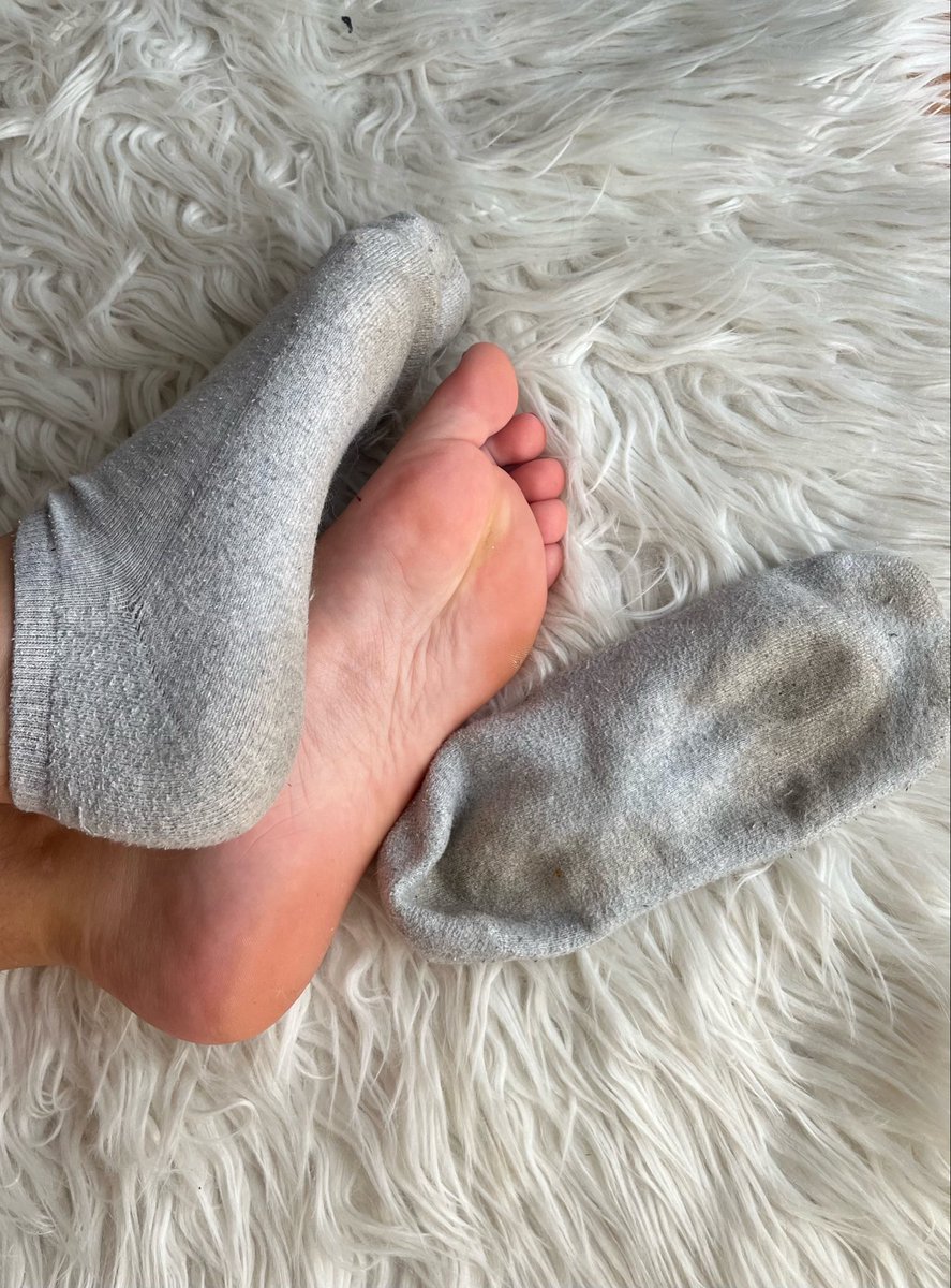 cherrysoles99's tweet photo. Calcetines muy usados después de un largo día🧦
#feet #pies #feetfinder #fetiche #socks #calcetines https://t.co/HcefhMIP7z