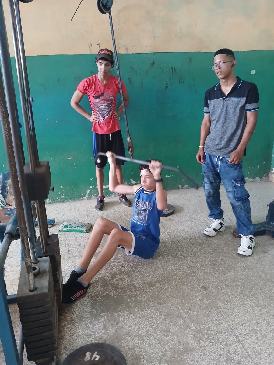GimnasioGtmo's tweet photo. Continua el gimnasio de cultura física brindando servicio a la población no te quedes en casa recibimos jóvenes ,Adultos y todo el que quiera ponerse en forma no te arrepentirás # 100AñosConFidel#GuantánamoNoSeDetiene#LaPatríaSeDefiende. https://t.co/QzlgEcWfHC