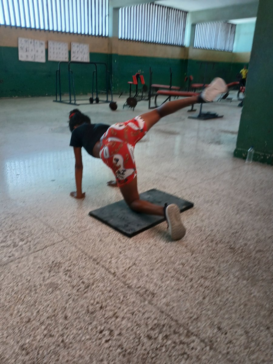 GimnasioGtmo's tweet photo. Continua el gimnasio de cultura física brindando servicio a la población no te quedes en casa recibimos jóvenes ,Adultos y todo el que quiera ponerse en forma no te arrepentirás # 100AñosConFidel#GuantánamoNoSeDetiene#LaPatríaSeDefiende. https://t.co/QzlgEcWfHC