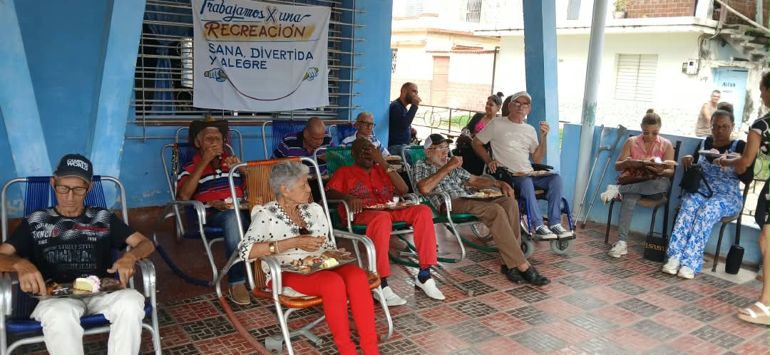 atmedicatunas's tweet photo. Casa de abuelos Guillermo Tejas, celebrando el día del Adulto Mayor. 
@SaludTunera 
@IgarzaVarona 
#LasTunasPorLaSalud https://t.co/9C5Di6NCAj