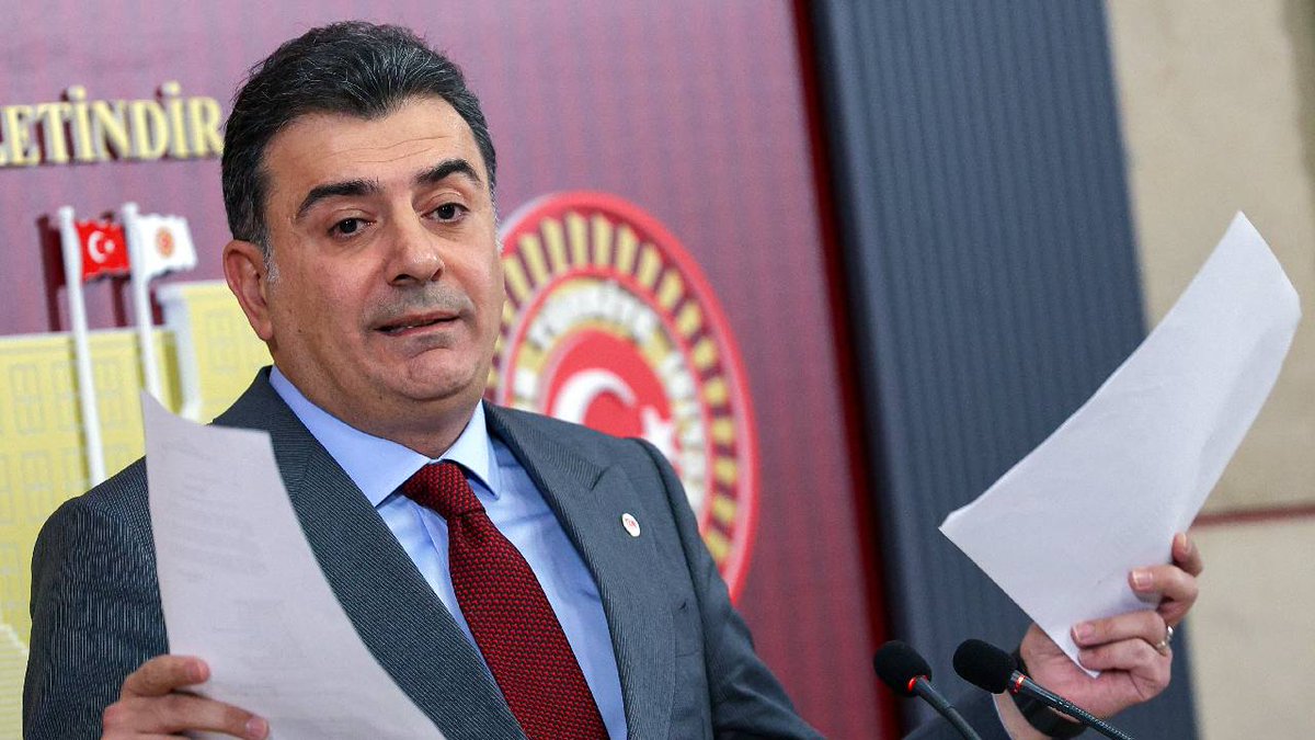 BirGun_Gazetesi's tweet photo. YENİ Parti Sözcüsü Zeynel Emre'den fon krizi açıklaması:

📌"Gerek borsadaki kayıplar, gerek vatandaşlarımızın direkt mağduriyetlerini topladığınızda 90 milyar dolarlık bir kayıptan bahsediyoruz."

📌"‘Herkesin üstüne gidilecek’ti. Ama durduruluyor. Listeden ayıklanan beş isimden Mustafa Yazıcı, Hayati Yazıcı Bey'in oğlu."

📌"Ali Emre Ballı ile Mustafa Yazıcı'nın ortak faaliyette bulunduğuna yönelik ciddi iddialar bize ulaşmış durumda. Ali Emre Ballı'nın yaklaşık 9 milyar TL'ye yakın bir işlem yapması söz konusu. Bir diğer bilgi de Mustafa Yazıcı'nın da 600 milyon TL kendi adına işlem yaptığı bilgisi."

https://t.co/rvAcltSyaz