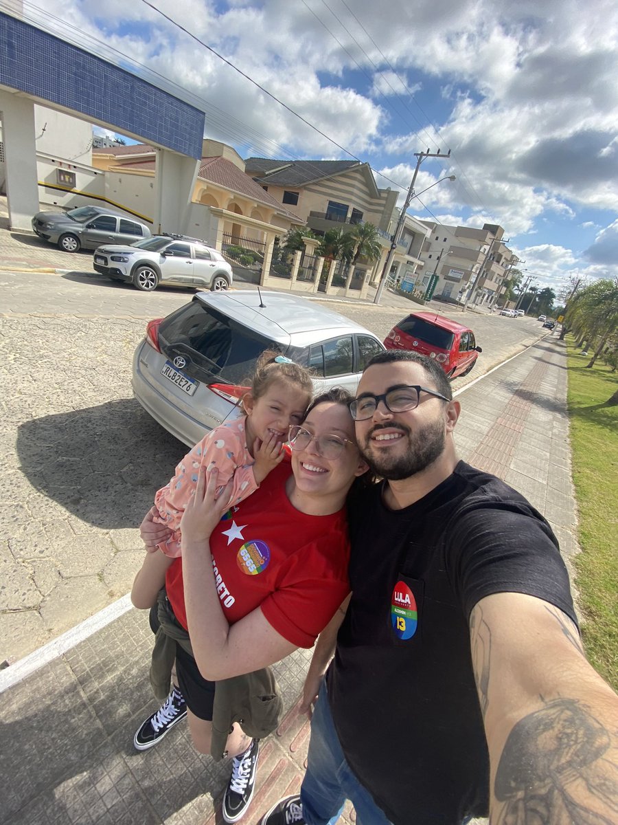 paularoseng's tweet photo. a gente indo votar numa cidade no interior do SC sendo 80% composta por bolsonaristas 

a camiseta já tá separada e o adesivo pronto de novo 💅 https://t.co/pQDTDIBfNz