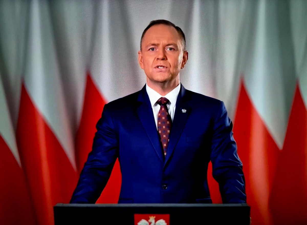 EdoMarcin's tweet photo. Prezydent 🇵🇱 Polski @NawrockiKn w swym orędziu obnaża obłudę zakłamanej do szpiku sepleniącej zakały Tuska...
"Zbliżamy się do momentu, w którym zaczyna brakować na wszystko. Ten rząd w zaledwie 3 lata, zadłużył Polskę na ponad bilion złotych. Zadłużył każdego Polaka na 26 tysięcy złotych".