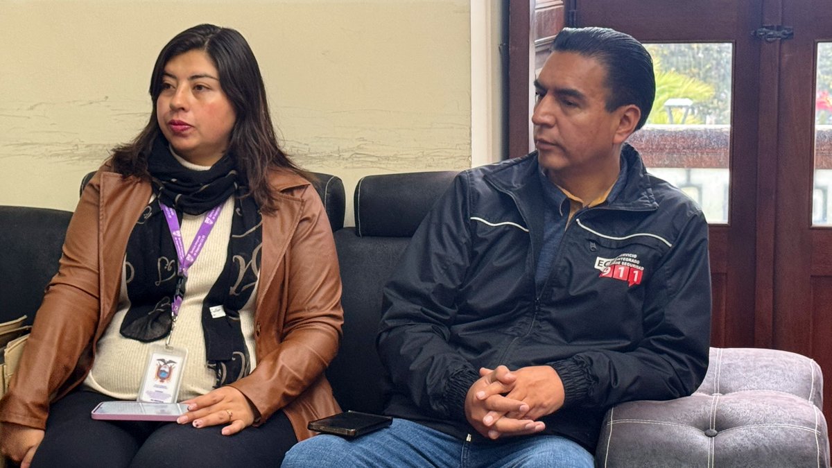 ecu911Ibarra's tweet photo. 📍#Montúfar | El Jefe Local @dhtarupi, junto al equipo técnico, mantuvo una reunión de trabajo con el Alcalde del GAD Municipal del cantón Montúfar, Raúl Lucero, para abordar temas relacionados a la videovigilancia e interoperabilidad.

🤝El objetivo es fortalecer la coordinación interinstitucional para el beneficio de la colectividad de este territorio.

#LineaÚnicaParaEmergencias 9️⃣1️⃣1️⃣.