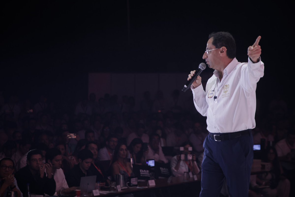ViceColombia's tweet photo. En el 51º Congreso Nacional de @Colfecar en Cartagena, el vicepresidente @jrestrp compartió con los empresarios del transporte de carga y la logística una visión clara: Colombia debe pensar en grande.

Este Gobierno vino a dar certezas, y a crecer en un 6 %, esa es la misión. https://t.co/60nVCGuRfx