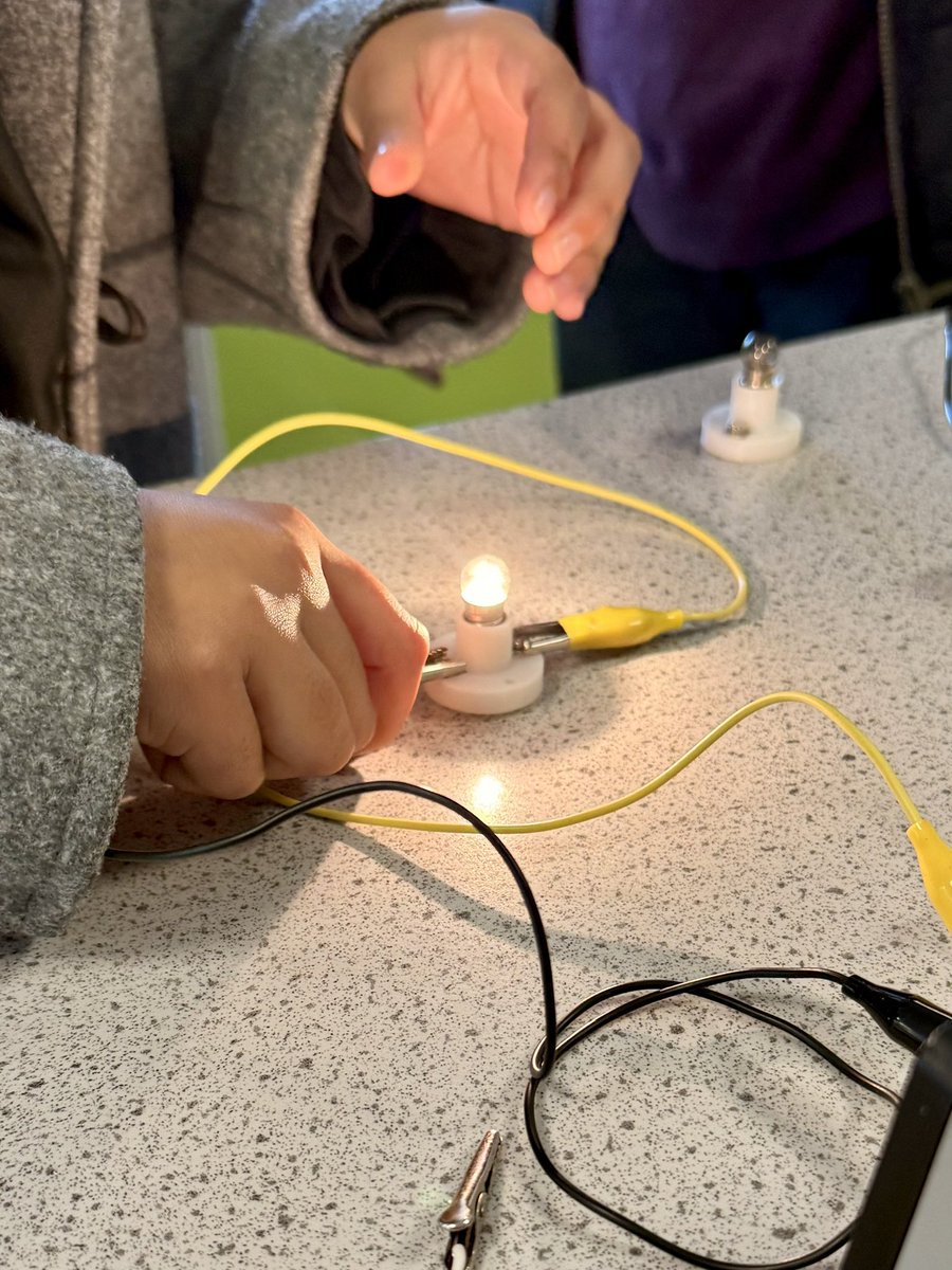 TauheedulGirls's tweet photo. Fun in the Science Labs tonight. Can you identify the scientific equipment quicker than our students? @TIGHS #WeAreStar #BeTheBest #OpenEvening https://t.co/rIirC5wqNt