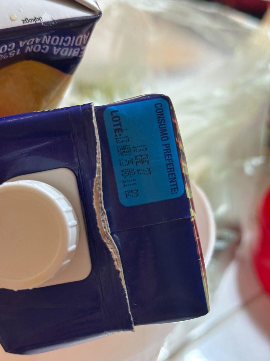 LCharly94's tweet photo. @OficialJumex @Profeco ¿Qué paso jumex quien se hace responsable en estos casos? Hace unos días compré este jugo hoy que lo iba a beber me dió un olor fétido apenas lo abrí y efectivamente al romper el empaque tiene esa mancha amarilla como de hongo, apesta a podrido https://t.co/mt8qoebapp