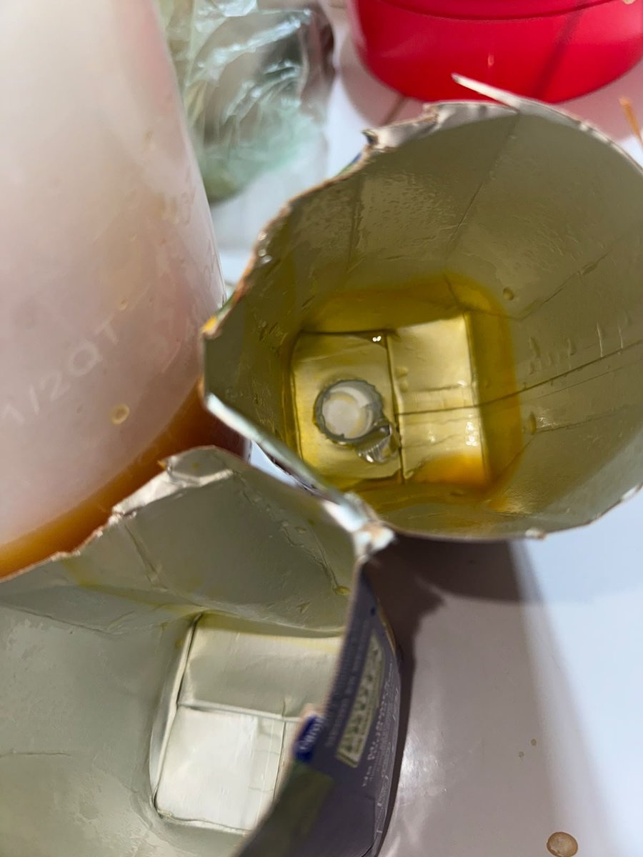 LCharly94's tweet photo. @OficialJumex @Profeco ¿Qué paso jumex quien se hace responsable en estos casos? Hace unos días compré este jugo hoy que lo iba a beber me dió un olor fétido apenas lo abrí y efectivamente al romper el empaque tiene esa mancha amarilla como de hongo, apesta a podrido https://t.co/mt8qoebapp