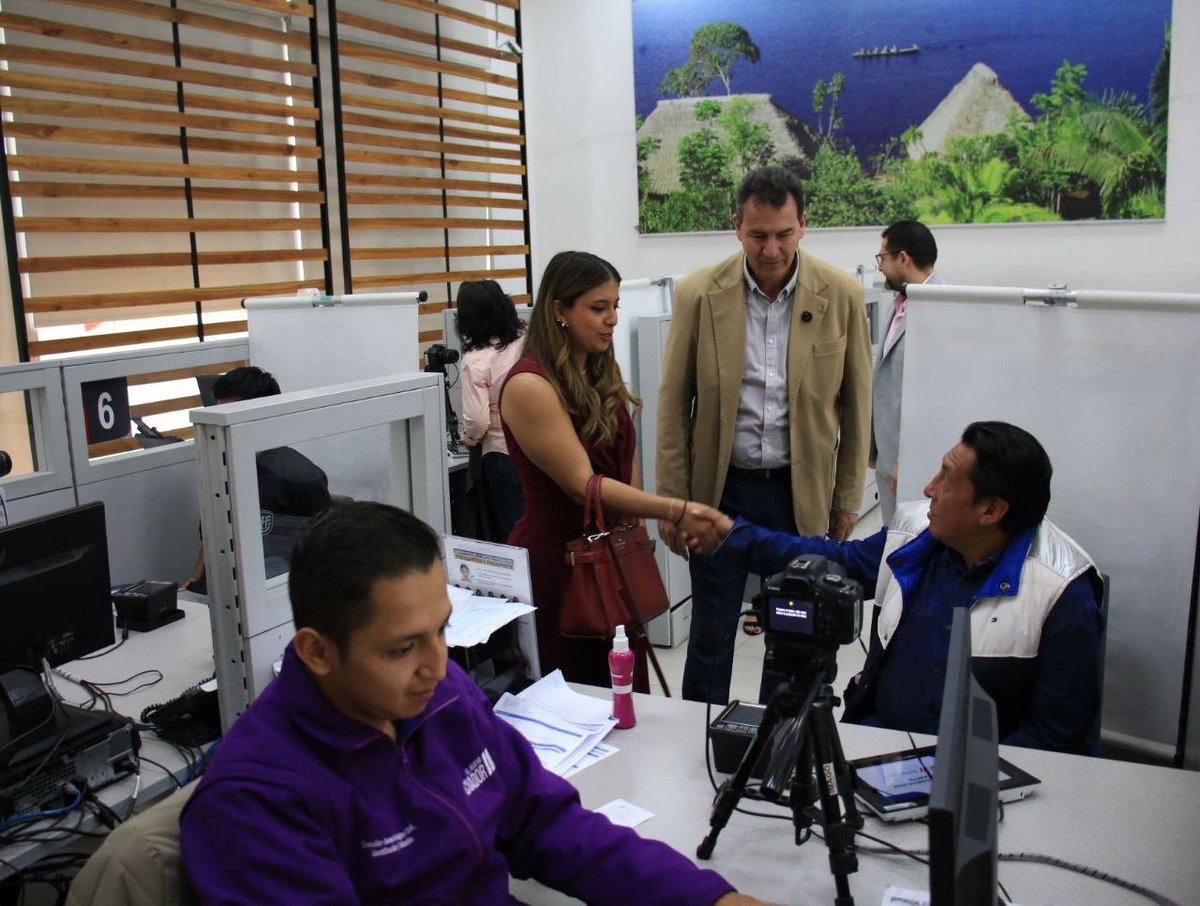 RegistroCivilec's tweet photo. #Pichincha |  El director general, @JorgeOsorioEc , y la subdirectora, Valeria Parra, recorrieron la agencia Quitumbe 📍para constatar el funcionamiento de los servicios y la atención que reciben nuestros usuarios.
🤝 Garantizamos una atención cercana, eficiente y oportuna. https://t.co/zNUcqZ5bnz