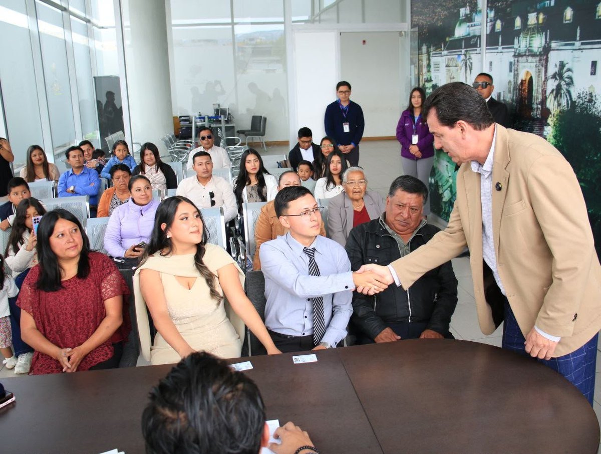 RegistroCivilec's tweet photo. #Pichincha |  El director general, @JorgeOsorioEc , y la subdirectora, Valeria Parra, recorrieron la agencia Quitumbe 📍para constatar el funcionamiento de los servicios y la atención que reciben nuestros usuarios.
🤝 Garantizamos una atención cercana, eficiente y oportuna. https://t.co/zNUcqZ5bnz