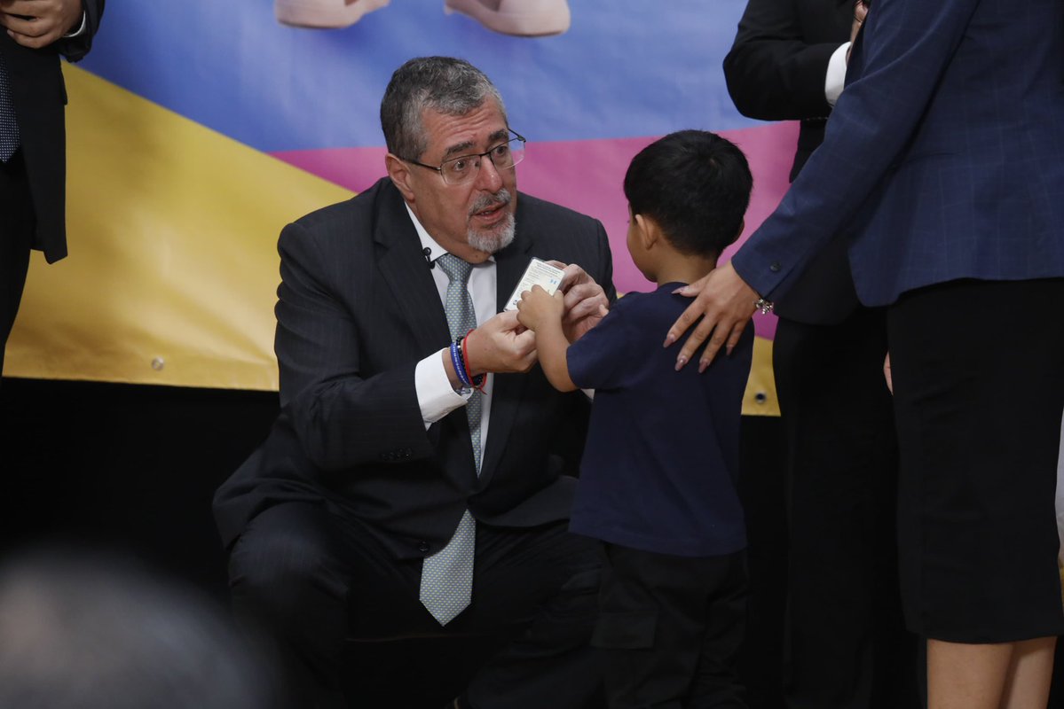 mingobguate's tweet photo. Asisten también padres de familia junto a sus hijos, quienes recibieron las primeras emisiones del #DPIME. El mandatario indicó que este documento garantiza el derecho a la identidad de cada niña, niño, y adolescente, y respalda el nombre que sus padres les han dado. https://t.co/YlwHlmq901