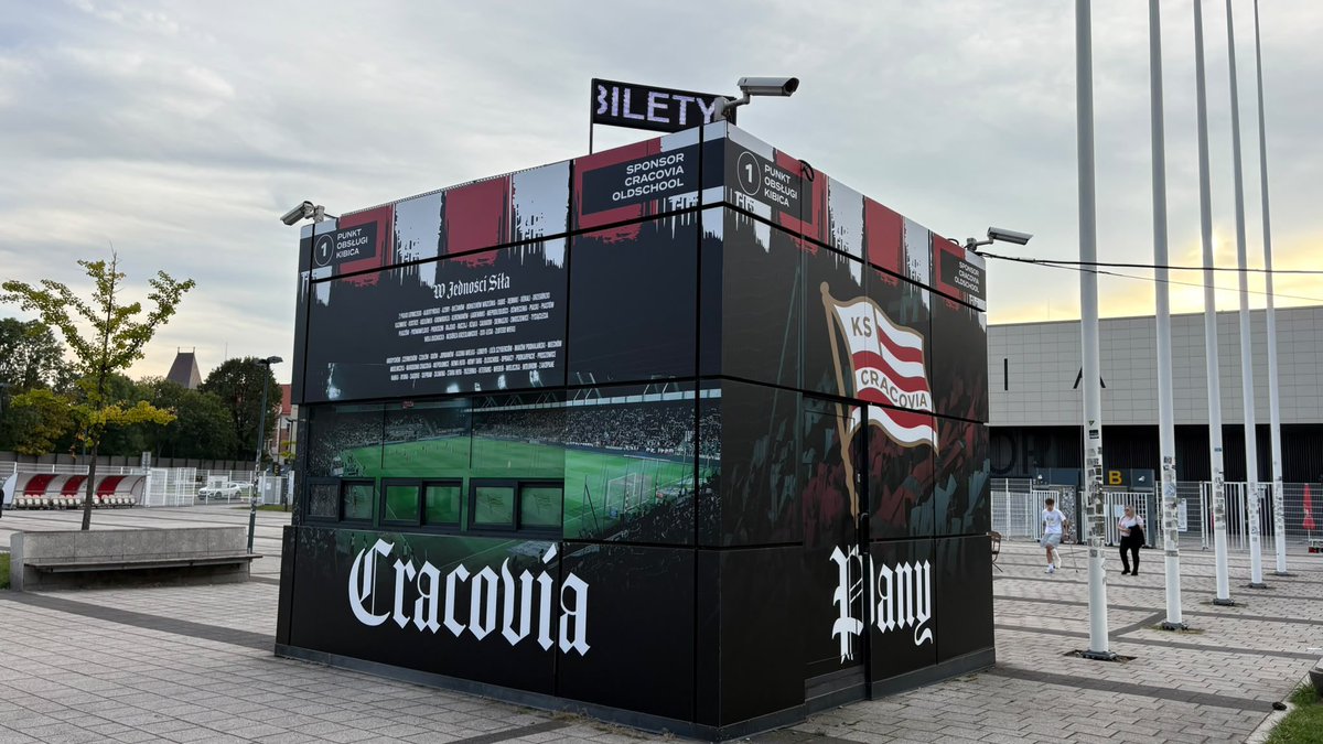 CRACOVIAOLDSCH1's tweet photo. Kolejny prezent od OldSchoola dla @KSCracoviaSA  i wszystkich jej Kibiców z okazji 120lecia💪🔥

Pomysł remontu POK-ów był od dłuższego czasu na tapecie, a obchody 120-lecia przyspieszyły temat. 
Dzięki udanej współpracy z @PiotrSadczuk i grafikami klubowymi udało się osiągnąć kompromis co do projektów satysfakcjonujący każdą ze stron.

Cracovia OldSchool będzie sponsorem oraz pomysłodawcą jeszcze jednego POKa.
Liczymy, że również przypadnie Wam do gustu ale narazie cicho sza 🤫