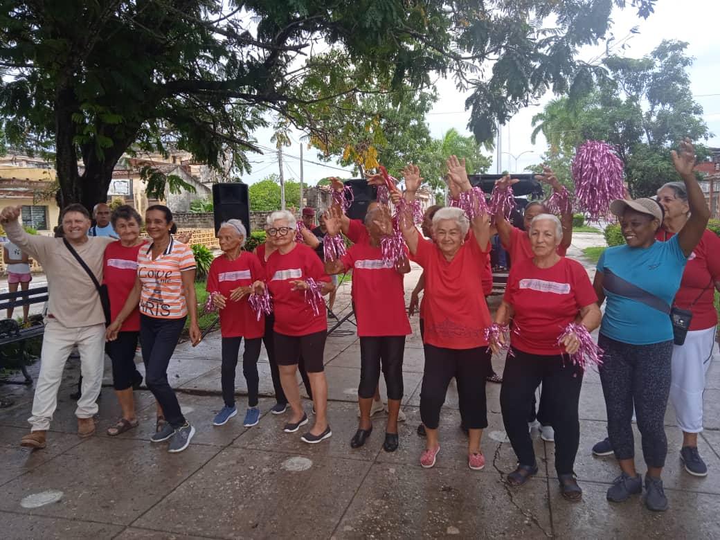 tvcaibarien's tweet photo. En el Paseo Martí de Caibarién, promotores del Consejo Popular número 1, los especialistas del INDER y artistas celebraron junto a un grupo de abuelos el Día del adulto mayor a conmemorarse este primero de octubre.
✍️📷 María Elena Villegas 
#VillaClaraPorTodos https://t.co/a3gqpuNwe4