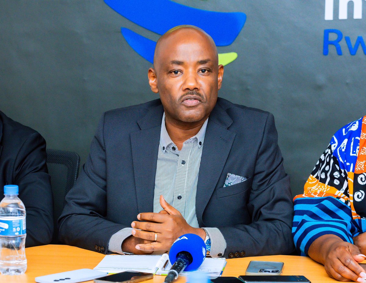 harerimana_tito's tweet photo. Iby’Ingenzi wamenya ku bagenzuzi bwite bamaze kugera kuri 400.

Urugaga rw’Abagenzuzi Bwite mu Bigo byo mu Rwanda (Institute of Internal Auditors Rwanda @iiarwanda ) rwatangaje ko mu myaka 10 rumaze rukorera mu Rwanda, umwuga w’ubugenzuzi bwite wateye imbere ku buryo bugaragara.

Ibi byagarutsweho mu kiganiro n’itangazamakuru cyagarukaga ku rugendo IIA Rwanda imaze gukora kuva yatangira ibikorwa mu Rwanda mu 2015, ndetse n’aho igeze muri iki gihe.

Umuyobozi Mukuru wa IIA Rwanda, Richard K. Rutuku, yavuze ko uru rugaga rumaze kugira abanyamuryango b’abagenzuzi bwite bagera kuri 400, bakorera cyane cyane mu bigo by’abikorera.

Yagaragaje ko mu myaka 10 ishize, ubumenyi n’ubushobozi bw’abakora umwuga w’ubugenzuzi bwite byiyongereye, bitewe n’amahugurwa atandukanye bahabwa.

Ati: “Mu myaka 10 ishize, ubumenyi bw’abakora ubugenzuzi bwite bwarazamutse kuko twabahaye amahugurwa atandukanye, arimo ayo kwandika raporo nziza, gukoresha ikoranabuhanga mu byo bakora. Ubu ikigezweho ni ubwenge buhangano (AI), nabwo turimo turabahugura, ndetse n’ibindi bigenda biterwa n’igihe.”

Rutuku yavuze kandi ko umubare w’abafite impamyabumenyi mpuzamahanga zibemerera gukora umwuga w’ubugenzuzi bw’umwuga na wo wiyongereye.

Ati: “Ababona impamyabumenyi zibemerera kuba abagenzuzi b’umwuga bemewe ku rwego mpuzamahanga nabo bagenda biyongera. Nko mu 2015 twari dufite abagera kuri babiri cyangwa batatu gusa, ubu bamaze kuba 17. Aha ndavuga ku mpamyabumenyi imwe; hari n’izindi zirimo n’iy’abagenzuzi b’ibyago n’izindi dutanga.”

➡️ Kutagira abagenzuzi bahoraho, imwe mu mbogamizi

Nubwo umwuga w’ubugenzuzi bwite ukomeje gutera imbere, IIA Rwanda igaragaza ko hakiri imbogamizi zirimo kutagira abagenzuzi bahoraho mu bigo bimwe na bimwe.

Rutuku yavuze ko iyo umugenzuzi aje mu kigo rimwe mu kwezi cyangwa rimwe mu gihembwe, hari igihe ashobora gusanga ibibazo byaramaze kuba, bityo kugira ngo bikumirwe hakiri kare bikagorana.

Ati: “Ibibazo bihari ahanini ni ibiterwa no kutagira abagenzuzi bahoraho kuko umugenzuzi uza rimwe mu kwezi cyangwa mu gihembwe, aza asanga ibipfa byamaze gupfa. N’uburyo bwo gukurikirana ko inama zatanzwe n’umugenzuzi zashyizwe mu bikorwa na bwo ntibikorwa neza.”

IIA Rwanda ivuga ko ubudahoraho bw’umugenzuzi bushobora gutuma ibibazo bitamenyekana cyangwa ngo bikumirwe hakiri kare, mu gihe ubugenzuzi bwakagombye gufasha ibigo kumenya imbogamizi hakiri kare, kuzicunga no kunoza imikorere yabyo.

#IIARwandaPressConference