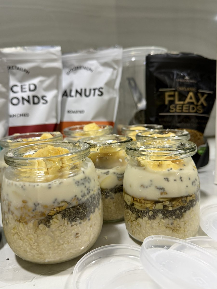 MaeAlvarezz's tweet photo. Banana walnut overnight oats 🍌🥣 https://t.co/1K3rc5Rxg2