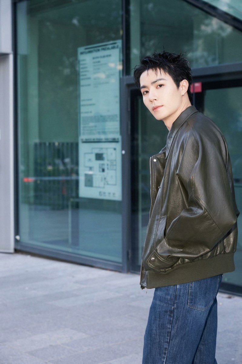 Kazzmagazine's tweet photo. หล่อเนี้ยบ! "ซี พฤกษ์" ร่วมชมแฟชั่นโชว์ BONBOM x ASPARAGUS @ PARIS FASHION WEEK 🤍

ZEEPRUK PFW 2027
#ConceptKoreaXZeePruk
#BONBOM #ASPARAGUS
#KOCCA #ConceptKorea
#ZeePruk https://t.co/zKrdxg8naM