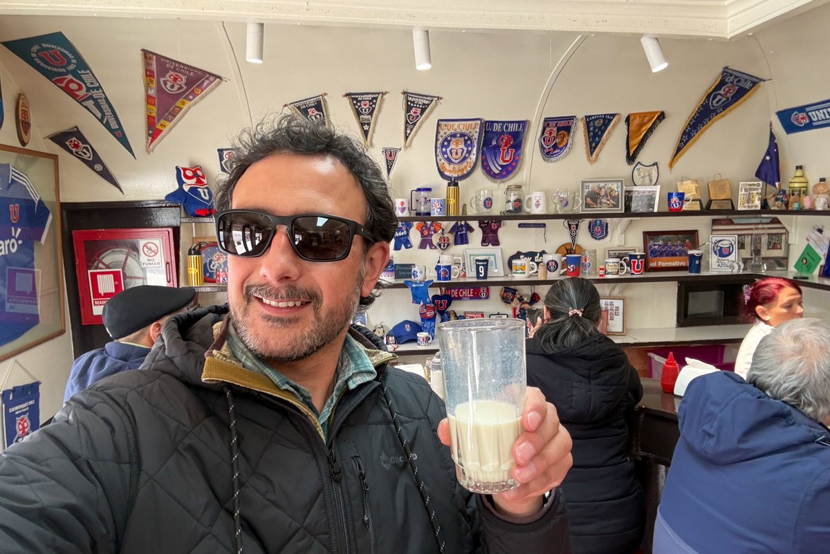 flacocarloscc's tweet photo. Almuerzo ✅ 
Tres choripanes y una leche con plátano, no podía faltar!
Ahora a buscar un baño jajaja 🫣😅😜
Me sentía como colocolino infiltrado 🙈 
Linda tarde por acá, ojalá la de ustedes también!
#KioskoRoca #PuntaArenas https://t.co/Ppvf9Xoqns