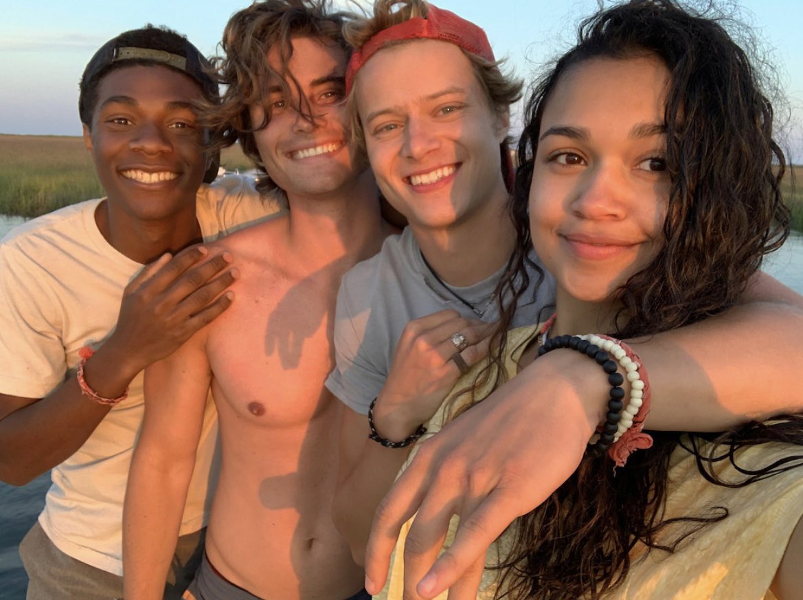 jjxmayb4nk's tweet photo. these pictures are the definition of kie and her boys https://t.co/jqEqRRBYDz