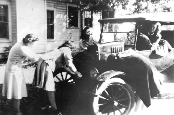 StateLibraryFL's tweet photo. Happy Model T Day! Learn more about the mass‑produced automobile that helped revolutionize transportation with these materials from our collection. @FLMemory https://t.co/8NHjwwE9l5