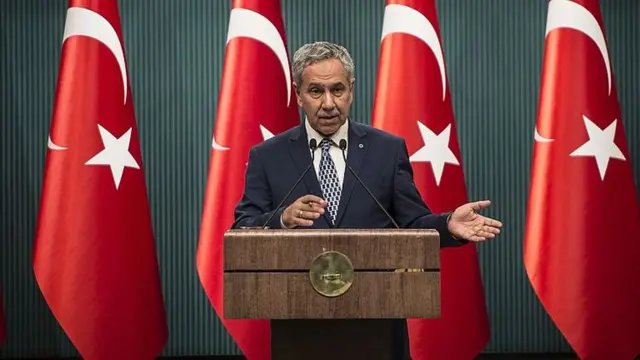 NPulseNews's tweet photo. Bülent Arınç, AK Parti’nin ilk yıllarını andı:

“İnşallah o güzel günlere en kısa zamanda geleceğiz, gelmeye mecburuz. 

Yoksa milletin sillesi güçlüdür öyle bir dilve vurur ki kendimizi başka yerlerde görürüz.” https://t.co/AIXWhlk7D7