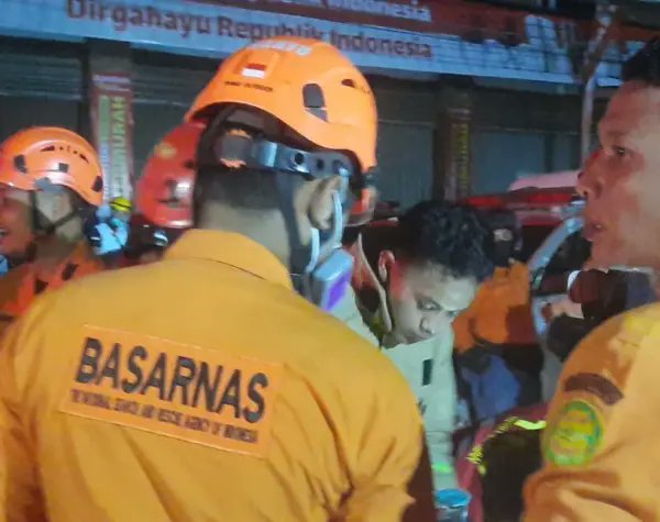 kabarterdepanID's tweet photo. Dua Korban Tewas Kebakaran Trans Home Ditemukan, Dibawa ke RS Bhayangkara
#Kebakaran #Terbakar #Bhayangkara #RSBhayangkara #TransHome #Kabarterdepan
https://t.co/S8AqQi3P7t https://t.co/9aTIdSDmtQ