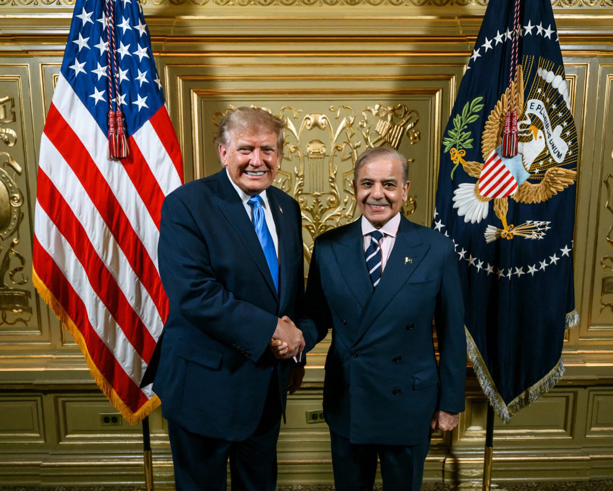 IHaseebAhmed27's tweet photo. A moment of high-level diplomacy 🇵🇰🇺🇸

The White House has released photos of Prime Minister Muhammad Shehbaz Sharif @CMShehbaz meeting U.S. President Donald Trump @POTUS during a reception for world leaders attending the 81st UN General Assembly in New York.

#PakUSFriendship #PMShehbaz