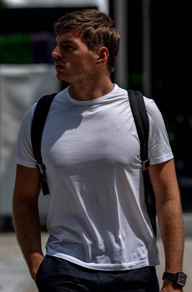 verstappennt's tweet photo. dios bendiga a max verstappen y la simbras que produce el sol para poder apreciar aun mas las tetotas que se carga https://t.co/bHhE8iOvtQ