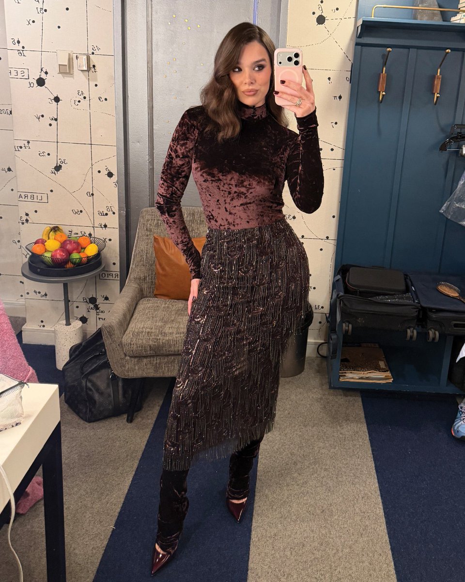 saeratargayryen's tweet photo. what kate sends                         what yelena
yelena when she has              send back
a work event                               right  away https://t.co/T3GD7OXeEO