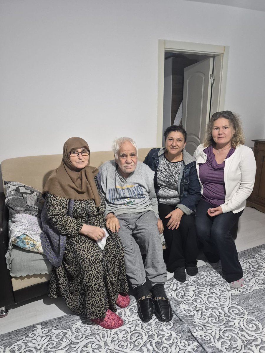 aketimesgut06's tweet photo. 📍 Güzelkent Mahallesi

#DünyaYaşlılarGünü vesilesiyle; Sivil Toplum ve Halkla İlişkiler Birim Başkan Yardımcımız Sayın Türkan ÖZEL, Sosyal Politikalar Birim Başkan Yardımcımız ve Yaşlılar Komisyonu Başkanımız Sayın Emine SEVİN ile birlikte kıymetli büyüklerimizi hanelerinde ziyaret ettik.

Hayat tecrübeleri, birikimleri ve bizlere kattıkları değerlerle toplumumuza ışık tutan büyüklerimizin her daim yanında olmaya; gönül bağlarımızı güçlendirmeye devam edeceğiz.

Kıymetli büyüklerimize sağlıklı, huzurlu ve bereketli bir ömür, nice güzel yıllar diliyoruz.
#Etimesgut  #GönüldenGönüleEtimesgut